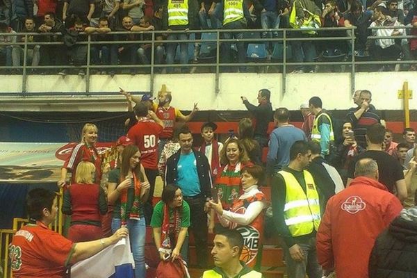 Delije pozdravile navijače Lokomotive na kraju utakmice! (VIDEO)