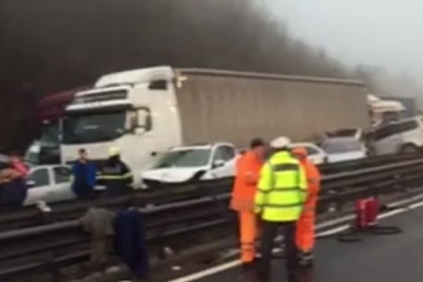 Petoro mrtvih u lančanom sudaru 70 vozila, najmanje 30 povređenih! (FOTO) (VIDEO)