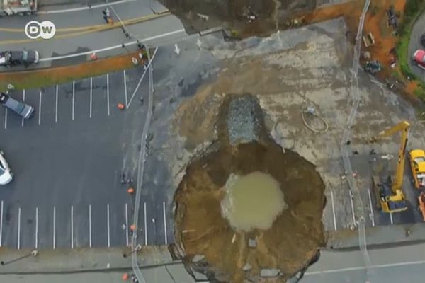Čudovišna rupa pojela deo puta! (VIDEO)