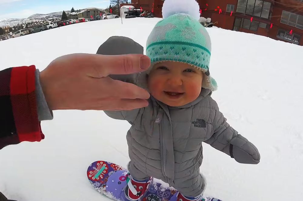 Bombonica na snoubordu: Tek što je prohodala, a već juri daskom po snegu! (VIDEO)