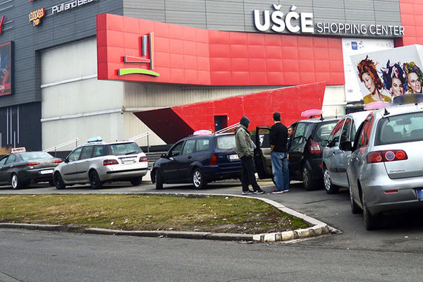 Pazite se, divlji taksisti deru građane ispred Ušća! Naplaćuju više nego duplo! (FOTO)