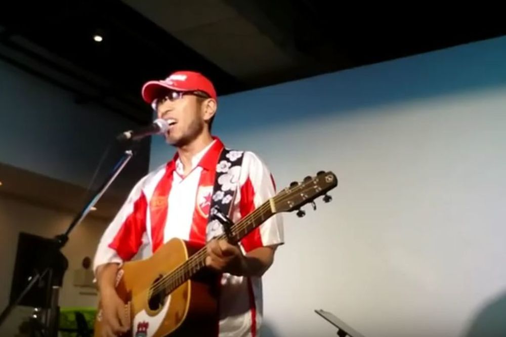 Japanac peva Zvezdinu navijačku i uvredljivu pesmu zbog koje će se Grobari razbesneti! (VIDEO)