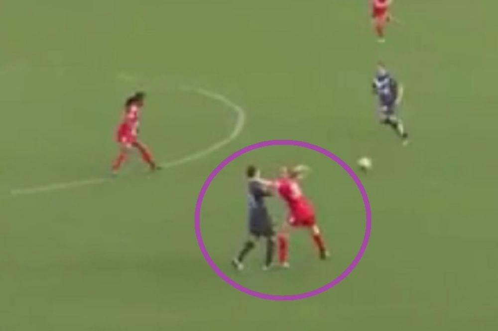 Da li ste ikada videli da se dve fudbalerke nemilosrdno nabadaju usred utakmice?! (VIDEO)