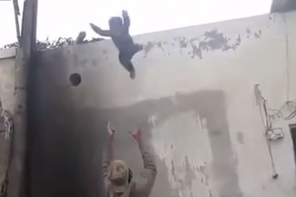 Ćalac kriminalac: Naterao dete da skoči sa visine od 3 metra (VIDEO)