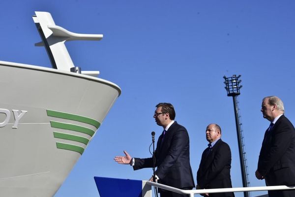 Ni ovo nije predizborna kampanja? Vučić krstio brod! (FOTO)
