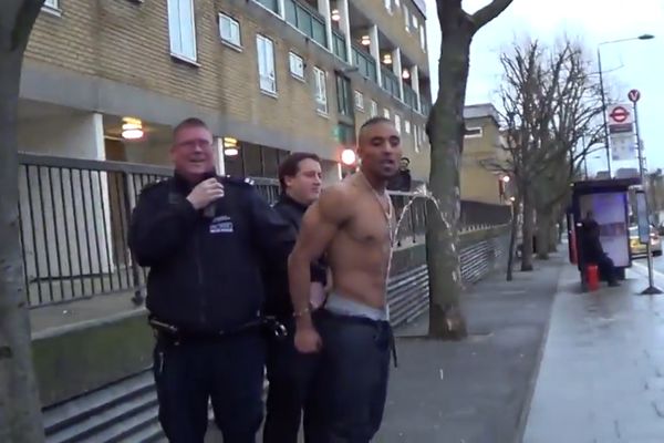 Išlo mu se u WC: Gangster se upiškio od straha, a policajci od smeha (VIDEO)