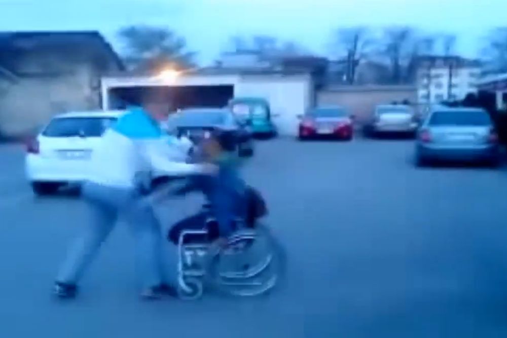 Čudo uhvaćeno na kameri: Pao je iz invalidskih kolica... I prohodao! Kako da ne... (VIDEO)