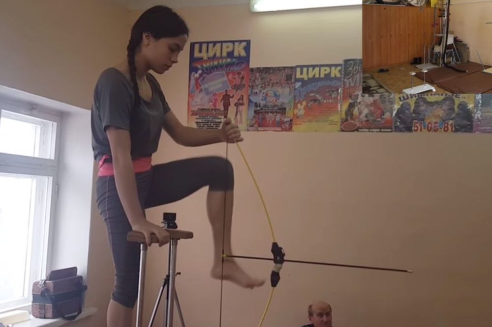 Ovo je žena bez mane: Atletičarka je, a držeči nogama luk i strelu - pogađa centar! (VIDEO)