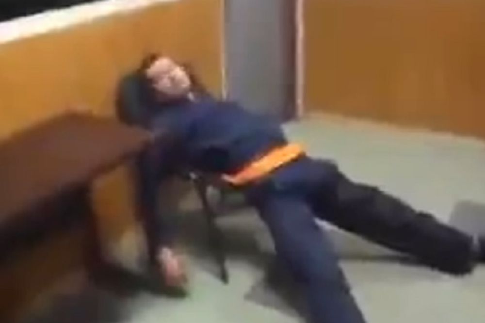 Oduzeo se od života: Policajac svojevoljno uzeo drogu za silovanje, a kolege ga snimale! (VIDEO)