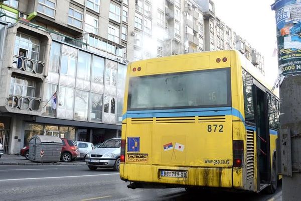 Zapalio se autobus u centru Beograda! Dim kuljao iz 16-ice, narod spasavao živu glavu! (VIDEO)
