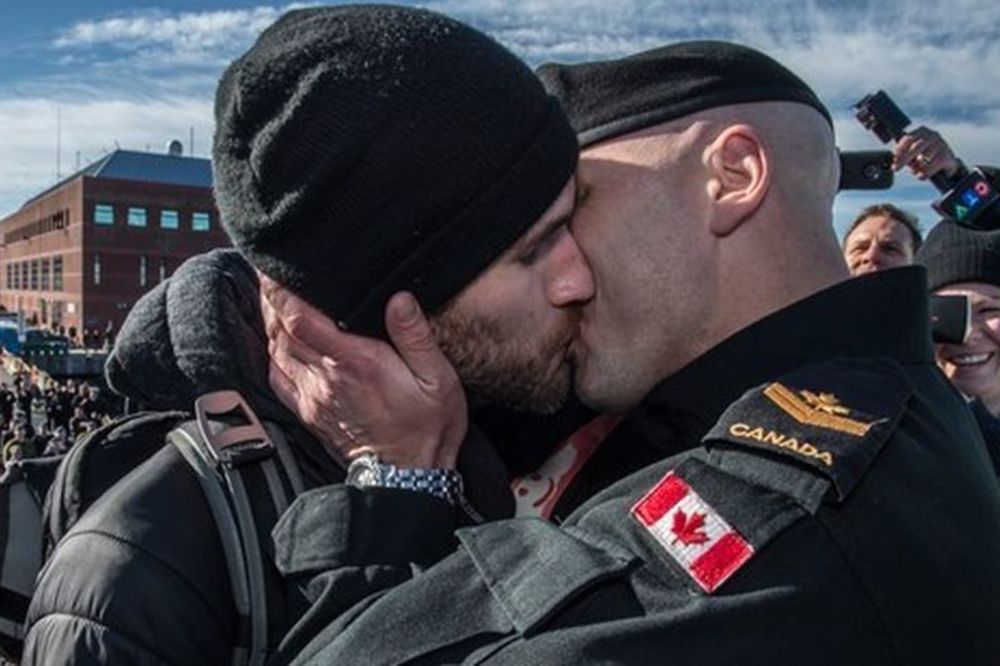 Došao je i taj dan: Prvi gej poljubac u istoriji kanadske mornarice (VIDEO)