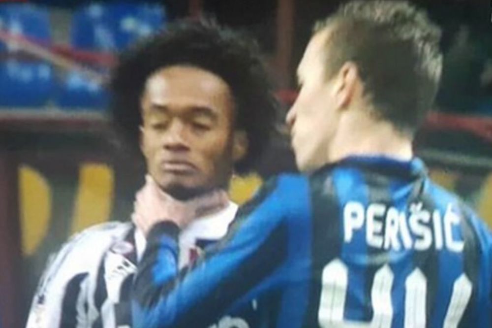 Hrvat u derbiju Intera i Juvea davio protivničkog fudbalera i dobio samo žuti karton!? (VIDEO)