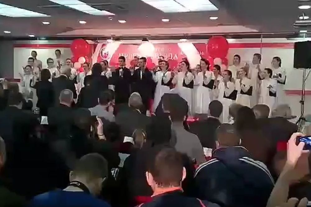 Svi stoje u stavu mirno, dok hor izvodi Zvezdinu himnu! (VIDEO)