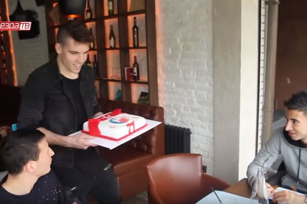 Ko je bolji sa mikserom? Fudbaleri Zvezde umesili rođendansku tortu! (VIDEO)