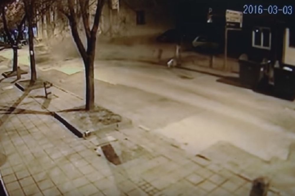 Karambol u Obrenovcu: Pomahnitali pijani vozač oštetio 14 automobila i na kraju se slupao! (VIDEO)