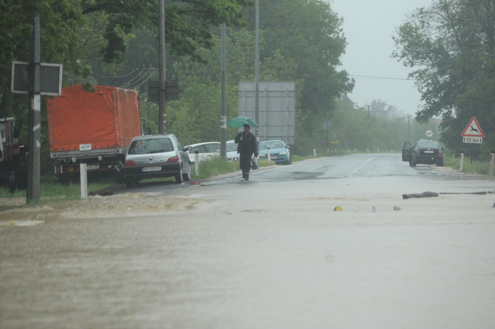 Pažnja, pažnja: Danas obilne padavine, vodostaj raste, opasnost od poplava u Srbiji!
