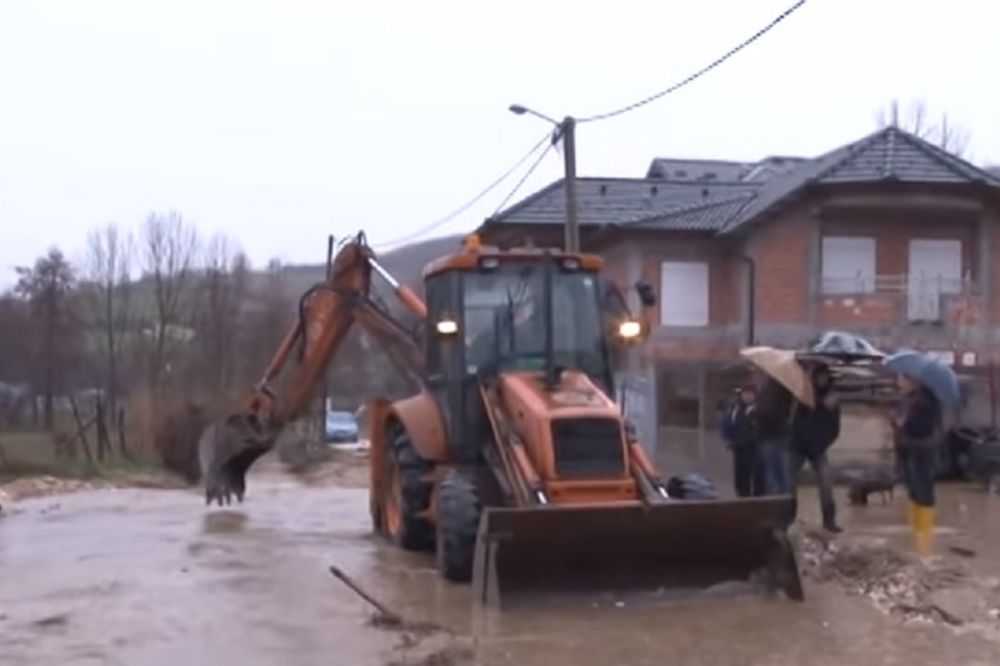 Poplava nosi Novi Pazar! Evakuisano 100 ljudi, pao most, čeka se vojska! (FOTO)