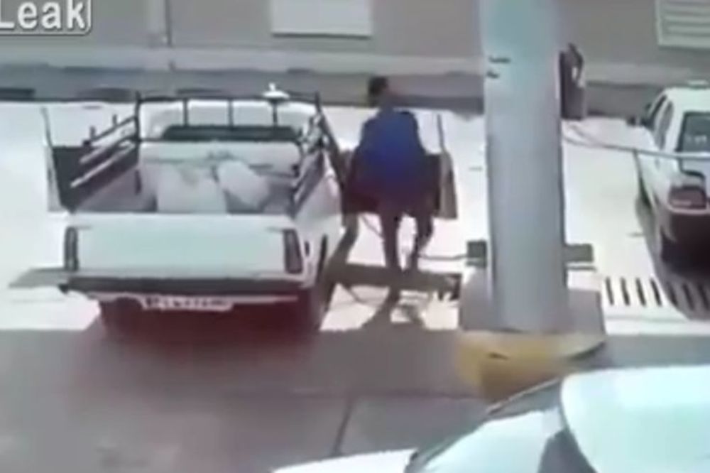 Čekao je na pumpi da natoči gorivo, a onda od automobila nije ostalo ništa (VIDEO)
