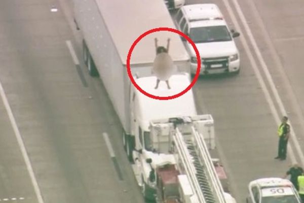 Gola Amerikanka na krovu kamiona izazvala haos u saobraćaju! (VIDEO)