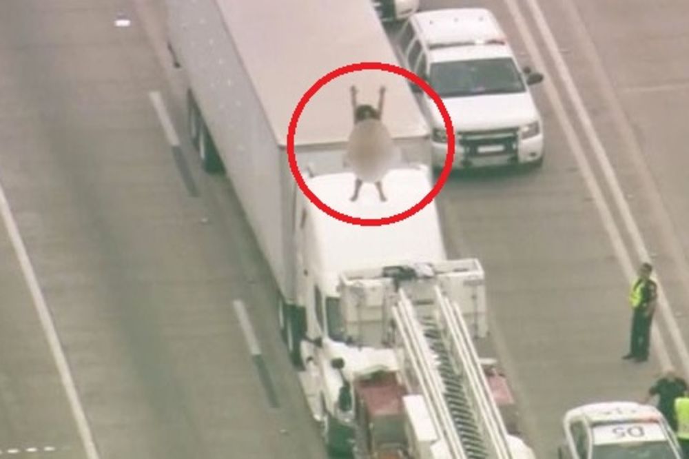 Gola Amerikanka na krovu kamiona izazvala haos u saobraćaju! (VIDEO)