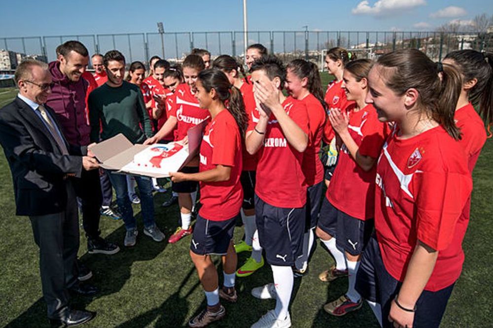 Fudbaleri Zvezde priredili iznenađenje crveno-belim fudbalerkama! (FOTO)