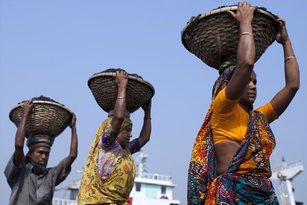 Bangladeš: 2,5 dolara na dan za nošenje uglja na glavi (FOTO)
