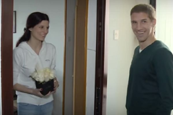 Dobro će da pamte sve: Šmekeri iz Partizana obradovali dame ružama za 8. mart! (VIDEO)