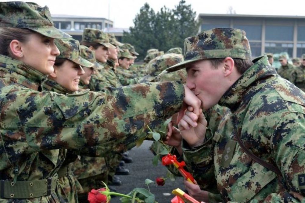 Džentlmeni u uniformama čestitali 8. mart svojim koleginicama (FOTO)