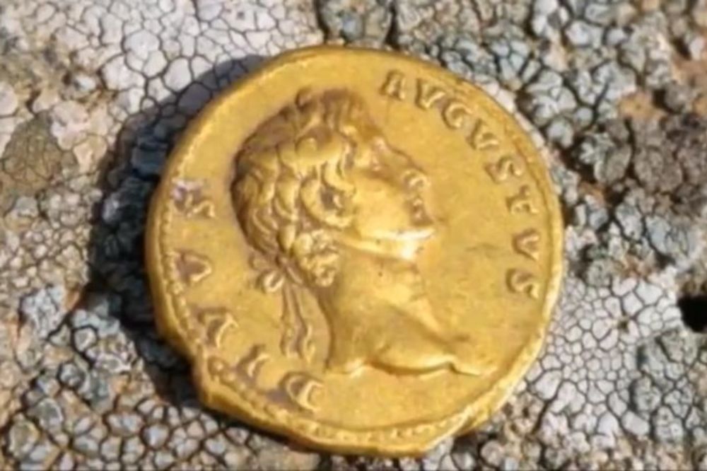 Krenula u šetnju, pa pronašla redak rimski zlatnik star 2.000 godina (VIDEO)