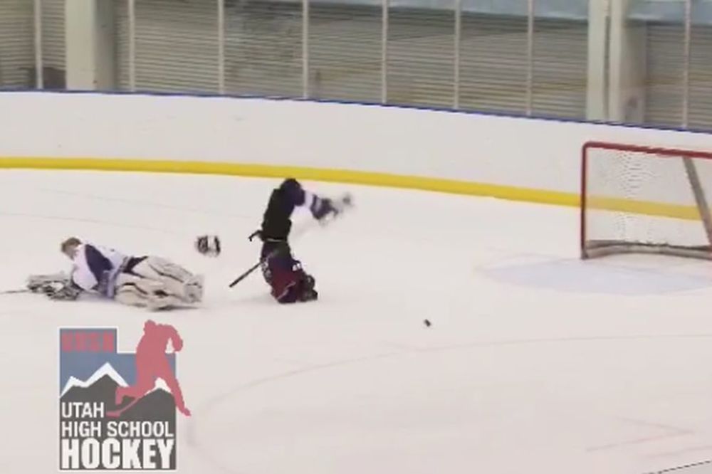Ovo je bilo brutalno: Hokejaš umalo slomio vrat na srednjoškolskom Ol star meču! (VIDEO)