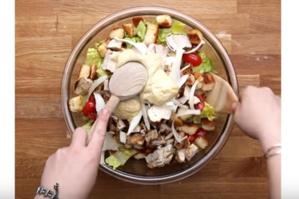 Na potpuno drugačiji način: Cezar salata sa grilovanom piletinom (RECEPT) (VIDEO)