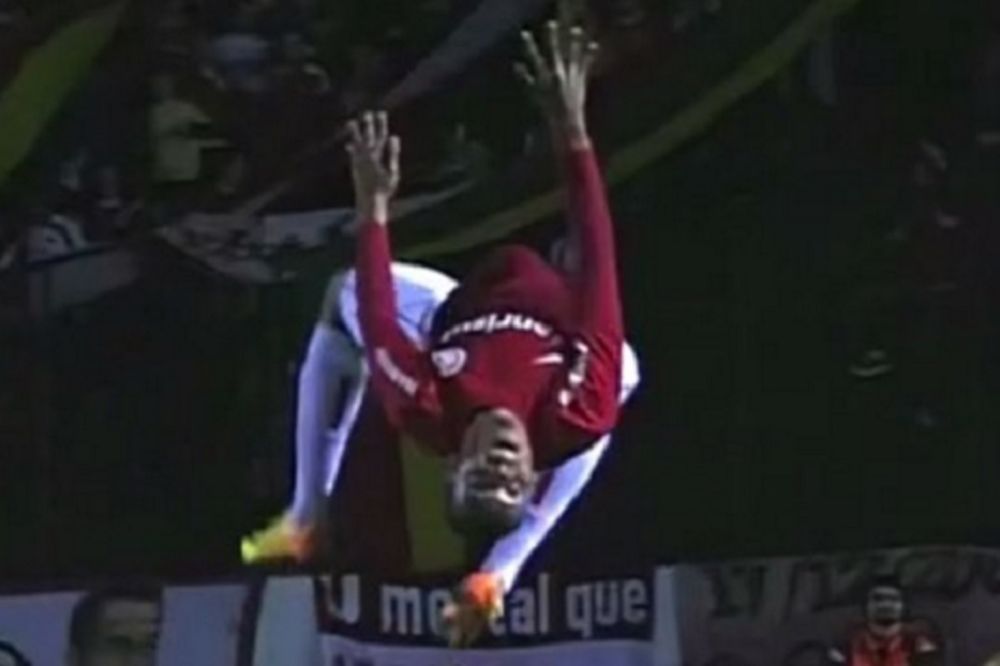 Dobro da nije slomio vrat: Brazilac napravio salto kako bi proslavio gol pa zaradio bizarnu povredu! (VIDEO)