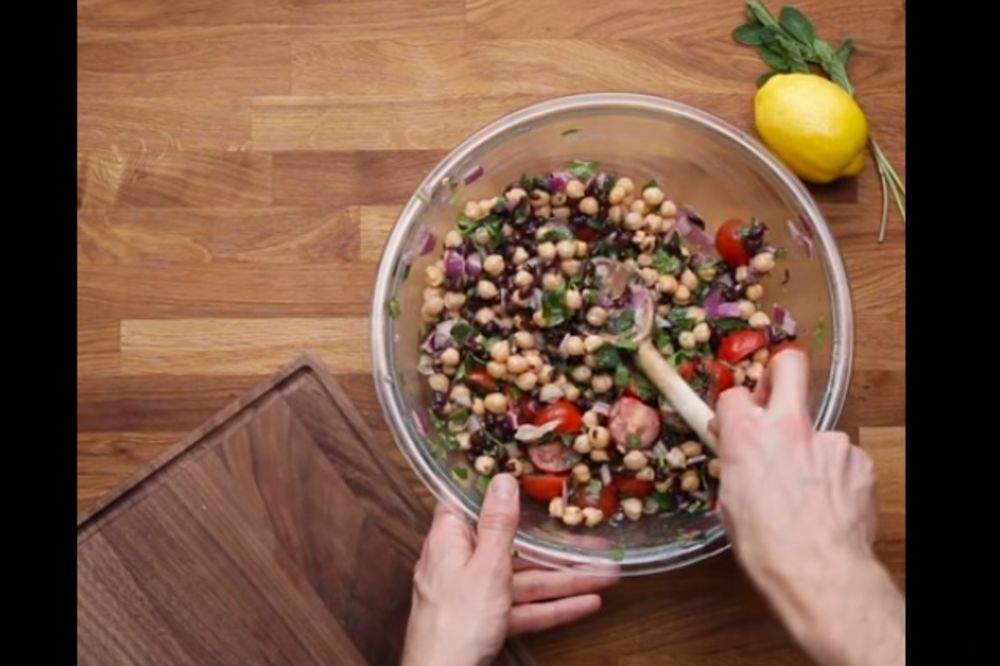 Zdravlje na usta ulazi: Brzinska salata od leblebija i crnog pasulja (RECEPT) (VIDEO)