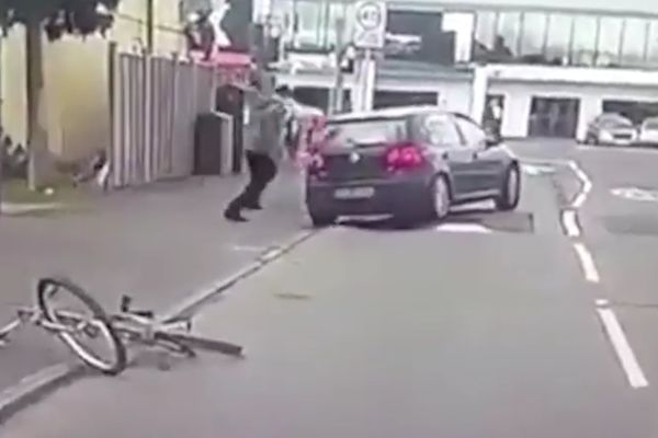 Sam je tražio: Udario biciklistu, pa dobio šta je zaslužio! (VIDEO)