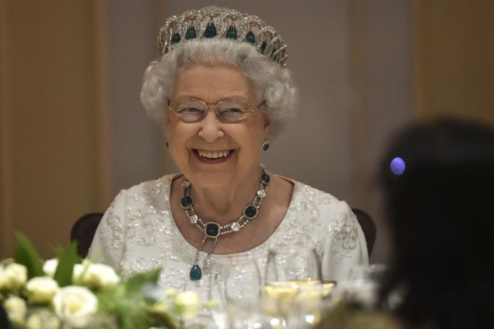 Kraljica za rođendan produžava radno vreme pabova! (FOTO) (GIF)