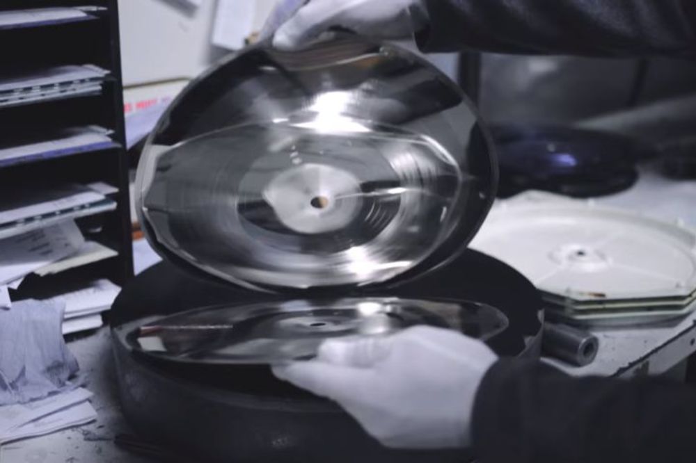 Od prese do gramofona: Kako nastaju vinilne ploče? (VIDEO)