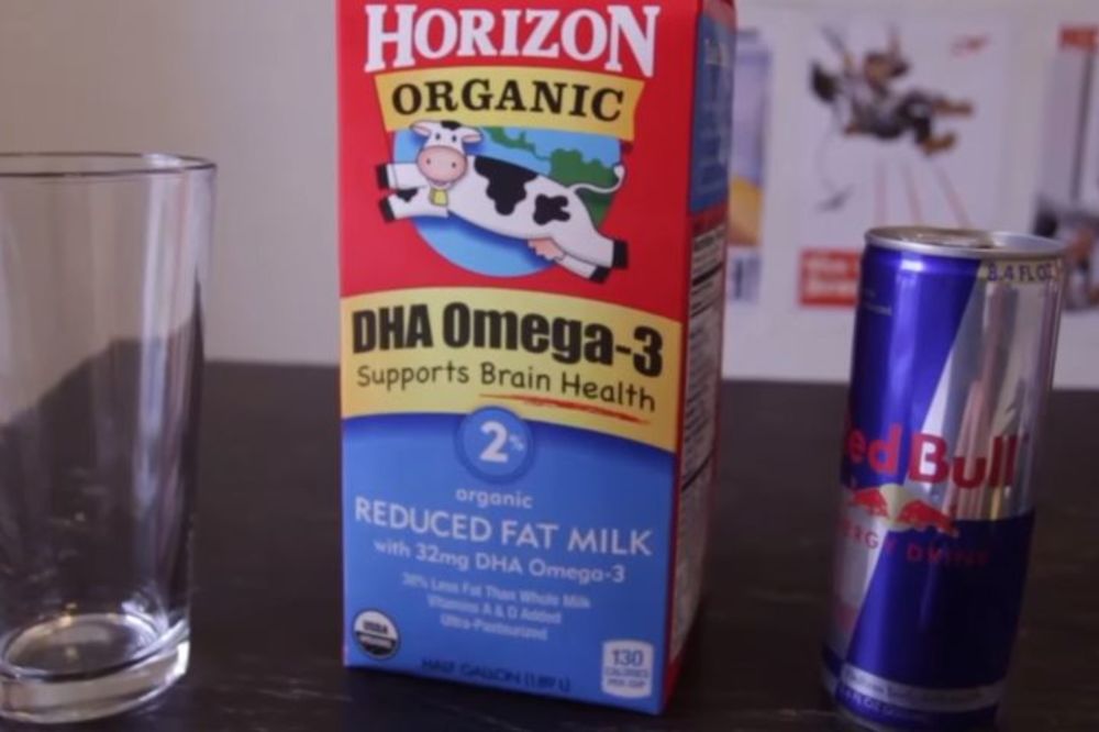 Ovo ni u ludilu: Evo šta se dešava kada se pomešaju mleko i Red Bul! (VIDEO)