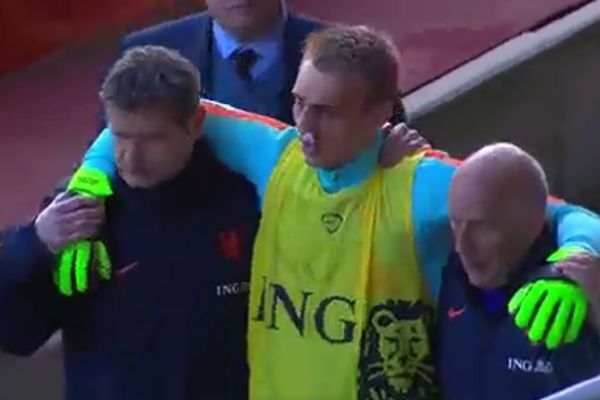 Potekla krv na treningu Holandije: Huntelar slomio nos golmanu posle žestokog sudara! (VIDEO)