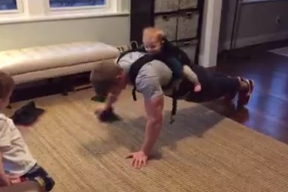 Tataminator je uvek u formi, a i bebac mu nikad ne izbija iz vida! (VIDEO)