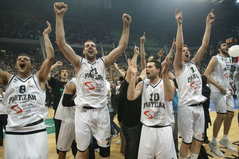 Grobari nikada neće zaboraviti 1. april 2010. Makabi je izgoreo u Areni, a Partizan otišao na F4! (FOTO) (VIDEO)