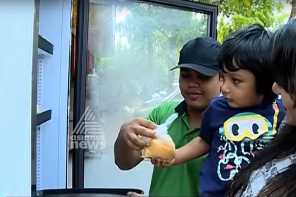 Iz ovog frižidera u Indiji svi gladni mogu slobodno da uzmu hranu (FOTO) (VIDEO)
