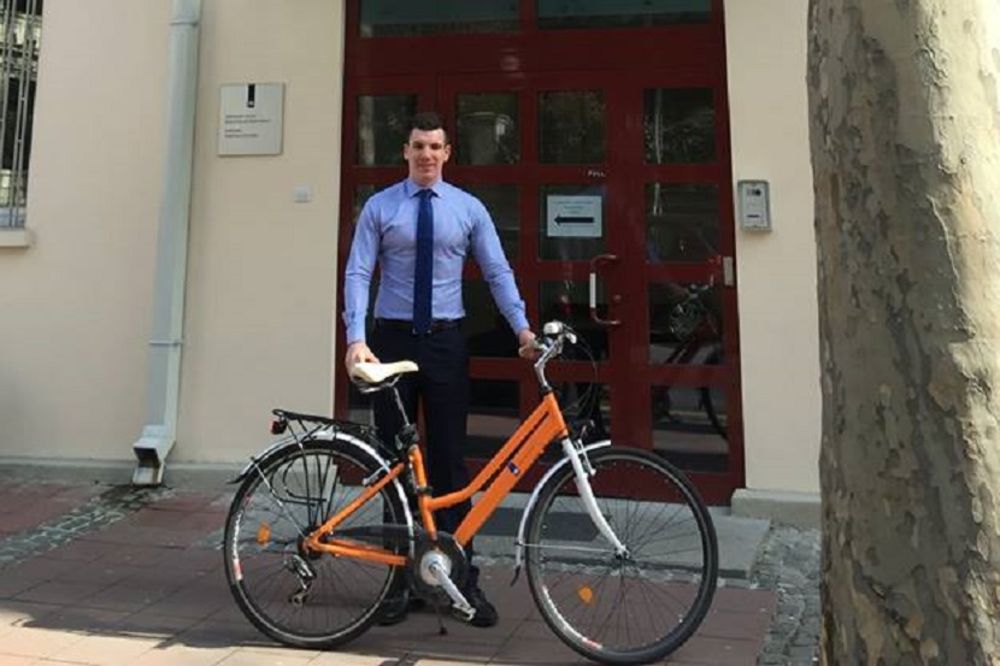 Srbijo, jadna li si: Holanđaninu koji vožnjom bicikla pomaže roditelje dece obolele od raka ukraden bicikl!