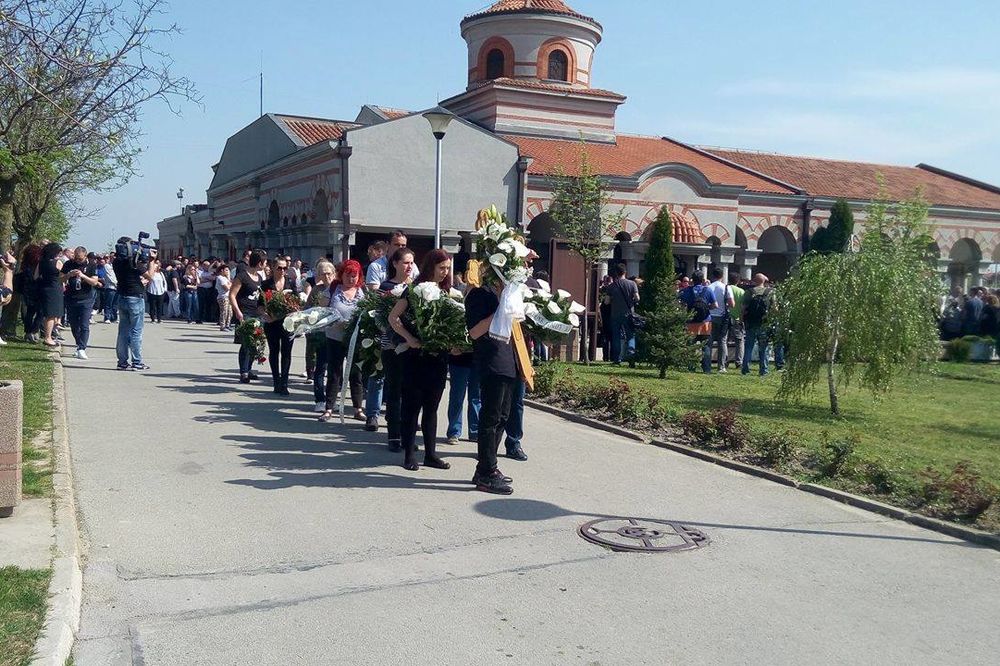 Sahrana Jelene Krsmanović: Bolni jecaji muža i majke, od gužve nije moglo da se uđe u kapelu! (FOTO)