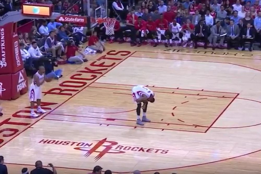 Najuvrnutije izvođenje lopte posle koša izveo je košarkaš Hjustona! (VIDEO)