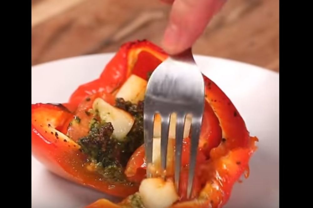 Najbrže jelo na svetu: Paprike punjene pesto sosom i sirom (RECEPT) (VIDEO)
