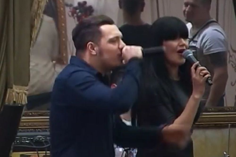 Parovi ne mogu da prebole ubijenu Jelenu! Gastozz u duetu sa preminulom pevačicom! (FOTO) (VIDEO)