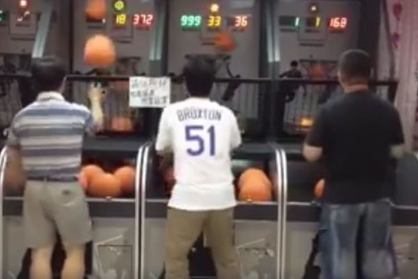 Pokušajte da prebrojite koliko je puta ovaj majstor basketa promašio koš! (VIDEO)