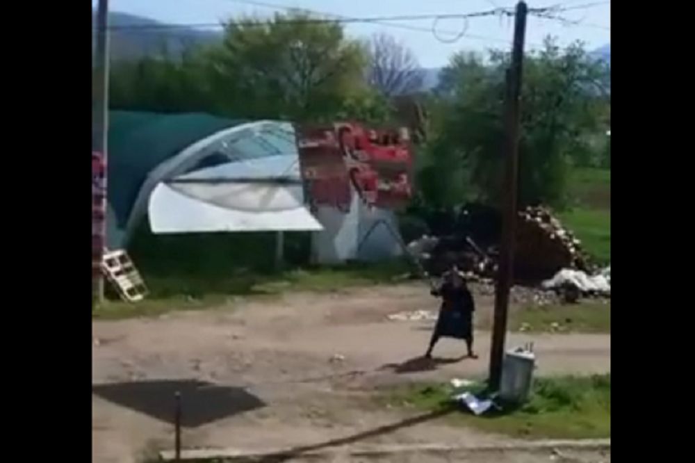 Ludilo u selu: SNS Baba kosom cepa plakate konkurenata! (VIDEO)