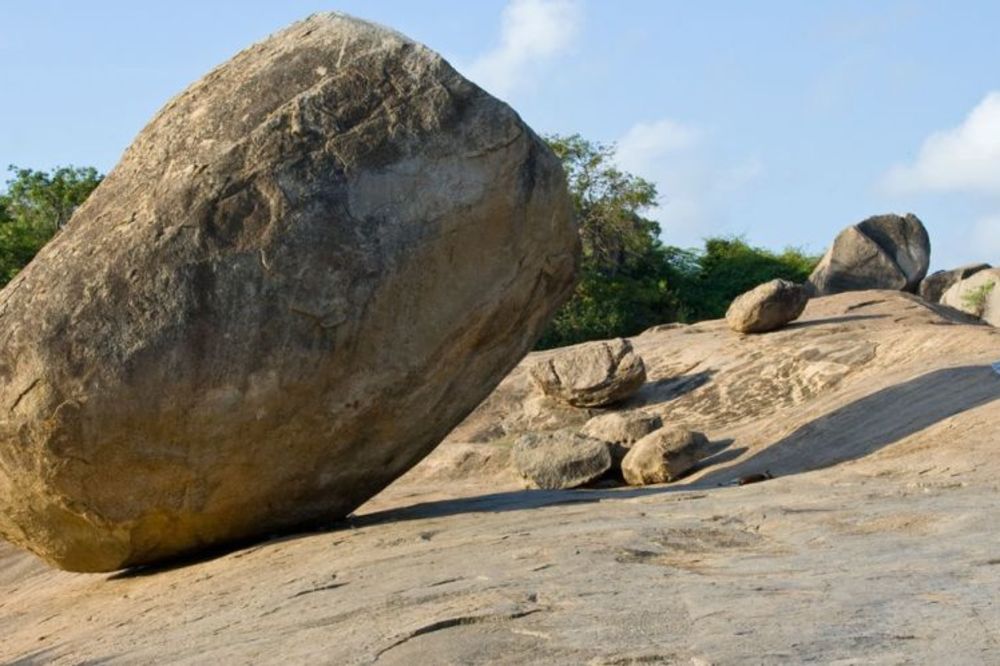 Ko ga je tako postavio - Bogovi ili vanzemaljci? Kamen od 250 tona prkosi gravitaciji! (VIDEO)