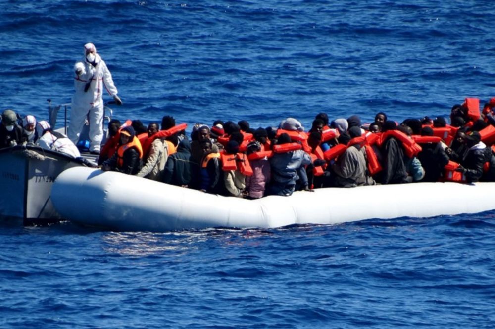 Prevrnuo se brod u Sredozemnom moru: Strahuje se za živote 400 migranata (FOTO)